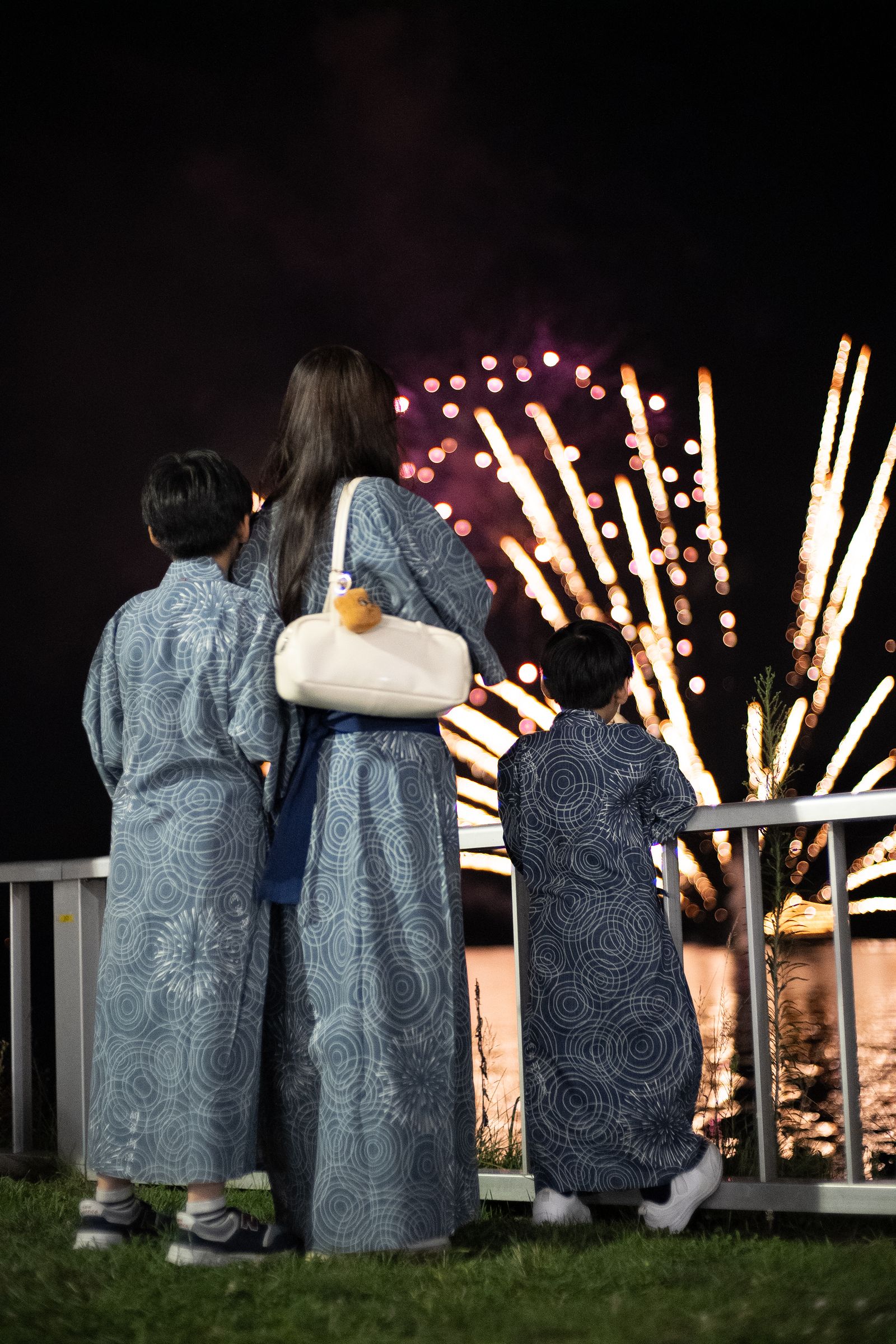 浴衣姿で花火を見上げる様子