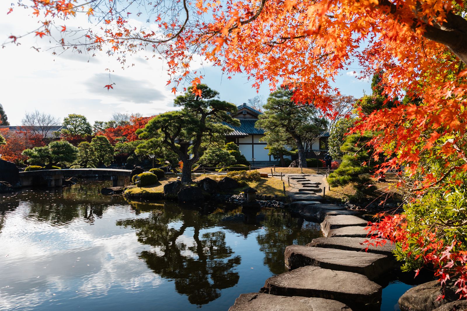 日本庭園の紅葉と池に映る景色