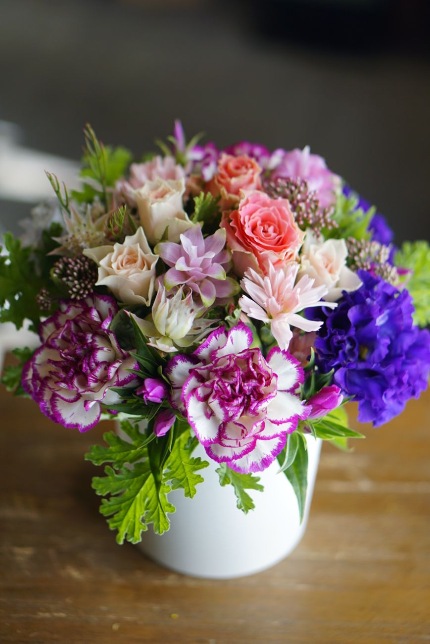 mixed, in white vase