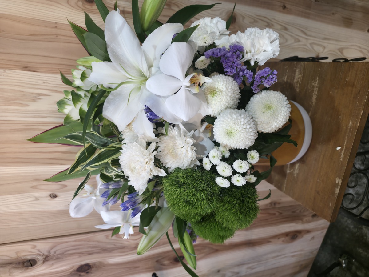 お店のカウンターに飾る旬の花のアレンジメント