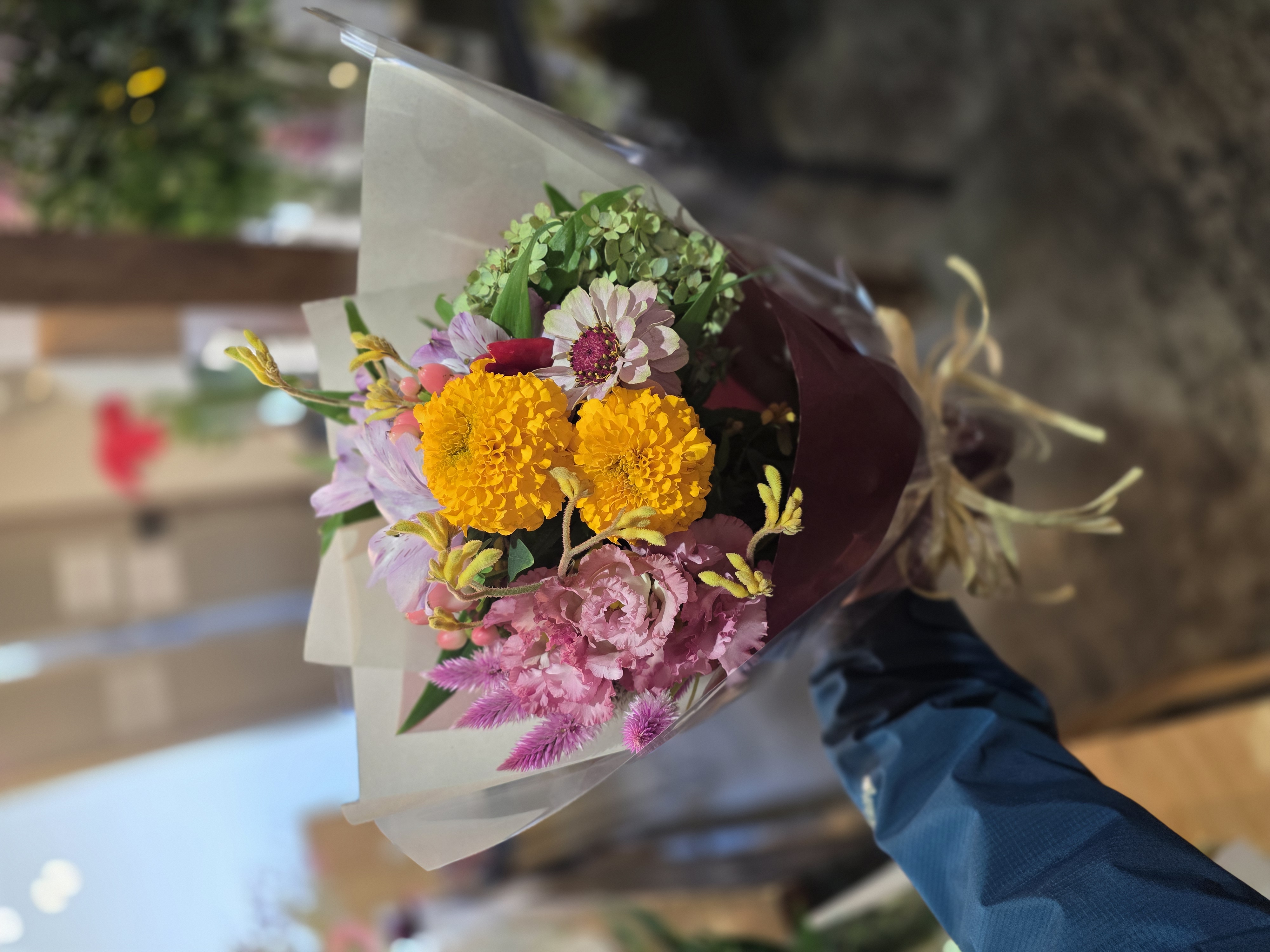 アマランサスなど個性的な花材を使ったアレンジメント(イメージ)